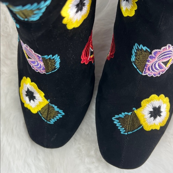 Betsy Johnson Twiggy booties 60’s vibe - Picture 3 of 11